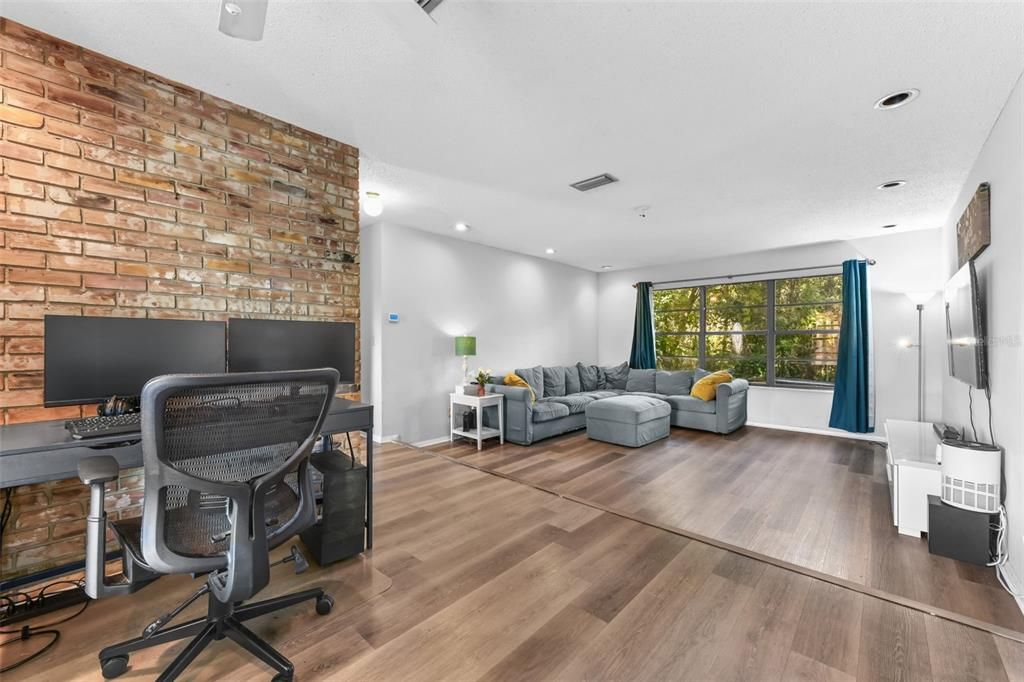 Activo con contrato: $335,000 (4 camas, 2 baños, 1525 Pies cuadrados)