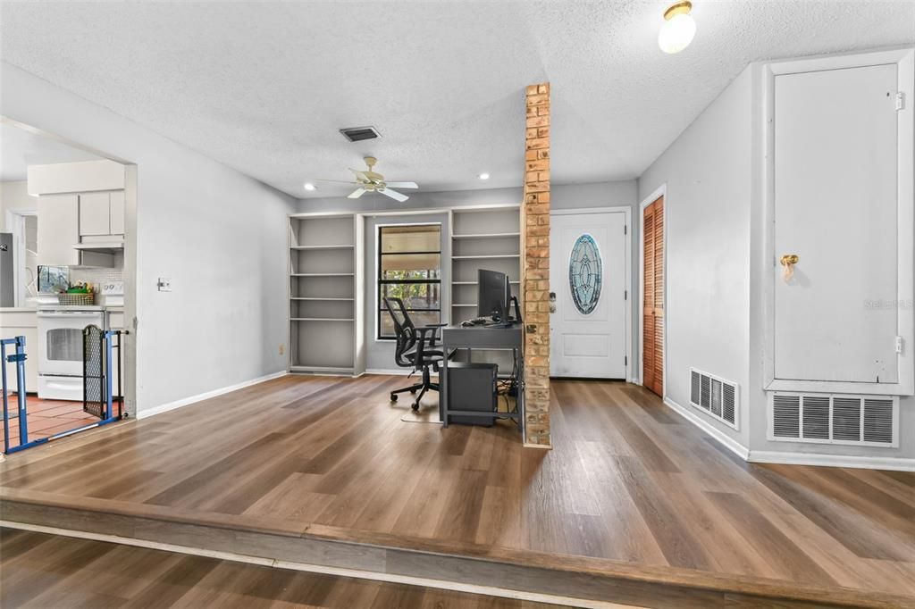 Activo con contrato: $335,000 (4 camas, 2 baños, 1525 Pies cuadrados)