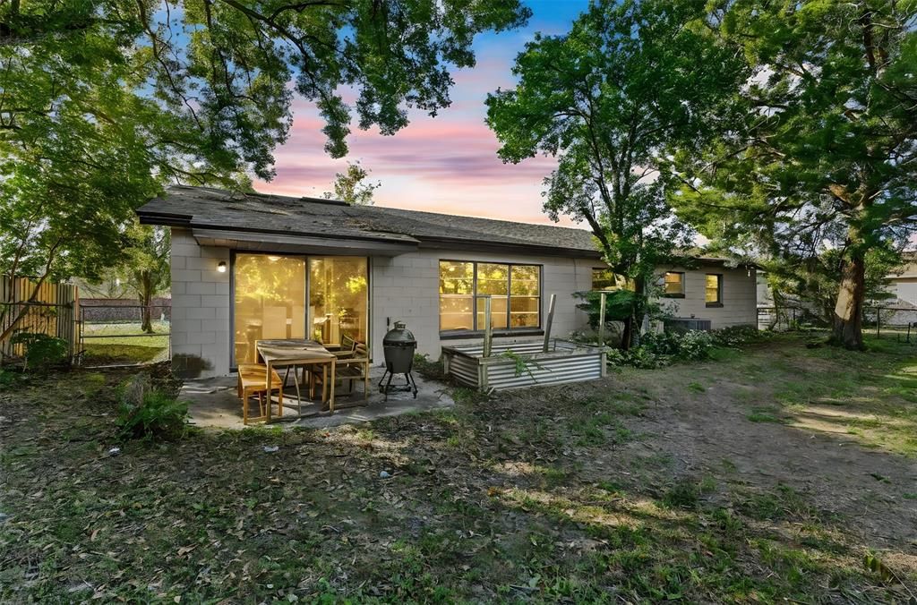 Activo con contrato: $335,000 (4 camas, 2 baños, 1525 Pies cuadrados)