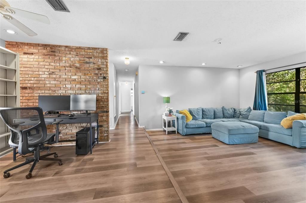 Activo con contrato: $335,000 (4 camas, 2 baños, 1525 Pies cuadrados)