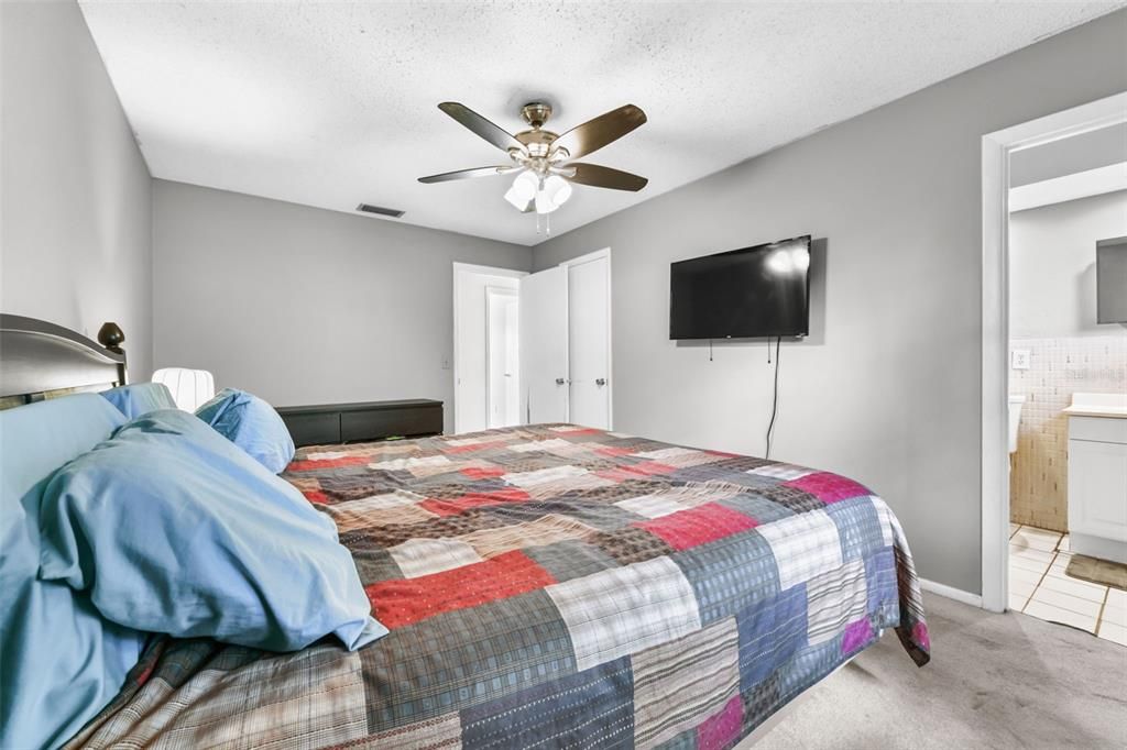 Activo con contrato: $335,000 (4 camas, 2 baños, 1525 Pies cuadrados)