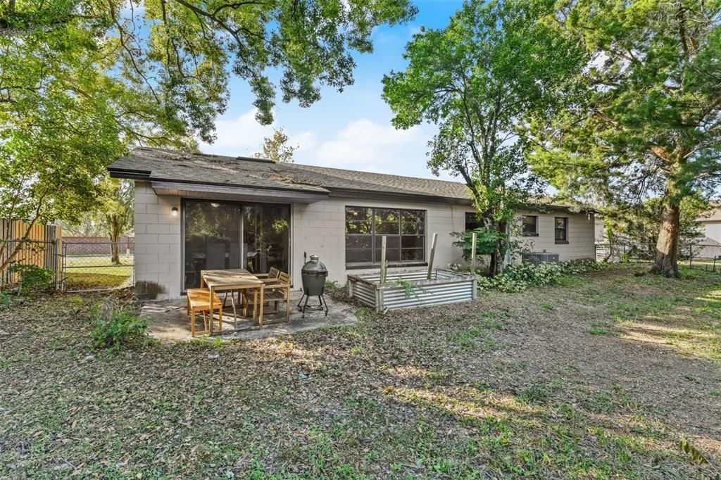 Activo con contrato: $335,000 (4 camas, 2 baños, 1525 Pies cuadrados)