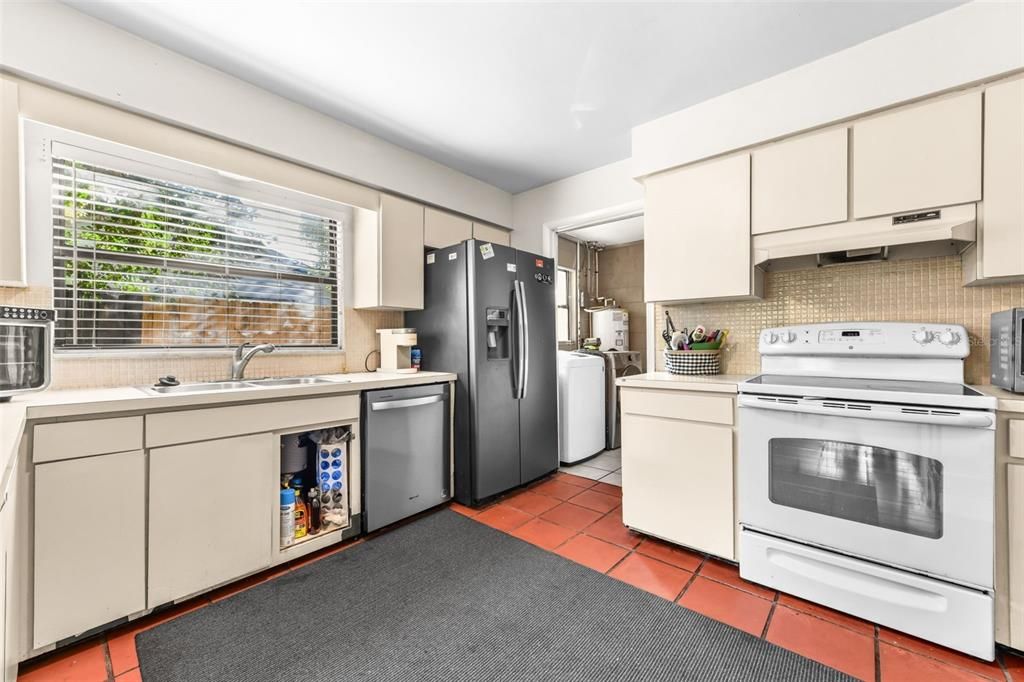 Activo con contrato: $335,000 (4 camas, 2 baños, 1525 Pies cuadrados)