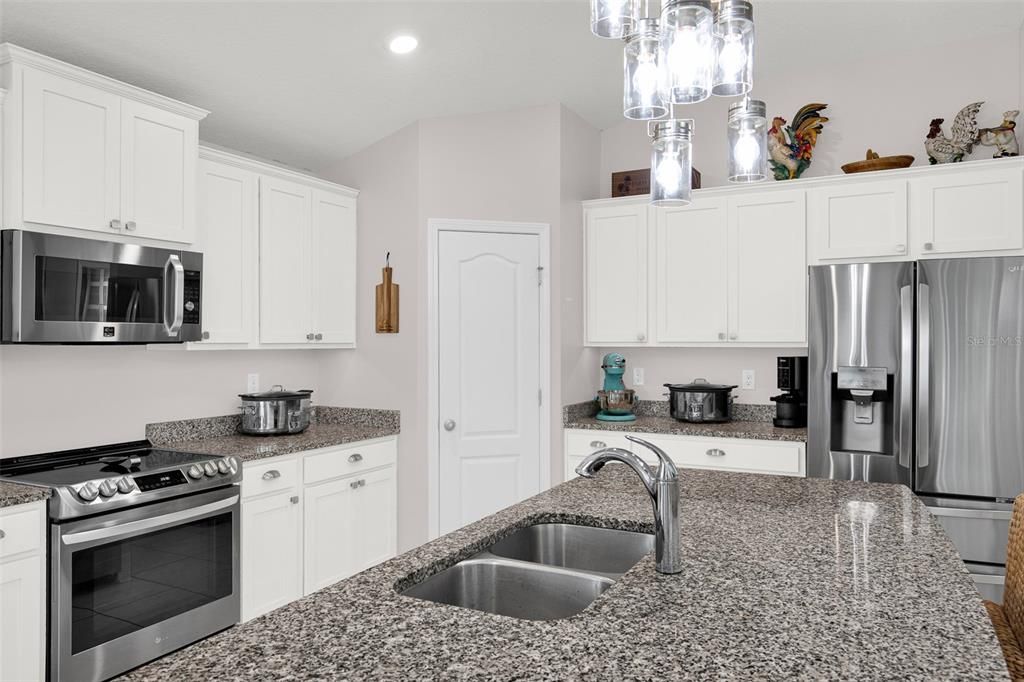 For Sale: $399,900 (3 beds, 3 baths, 2042 Square Feet)