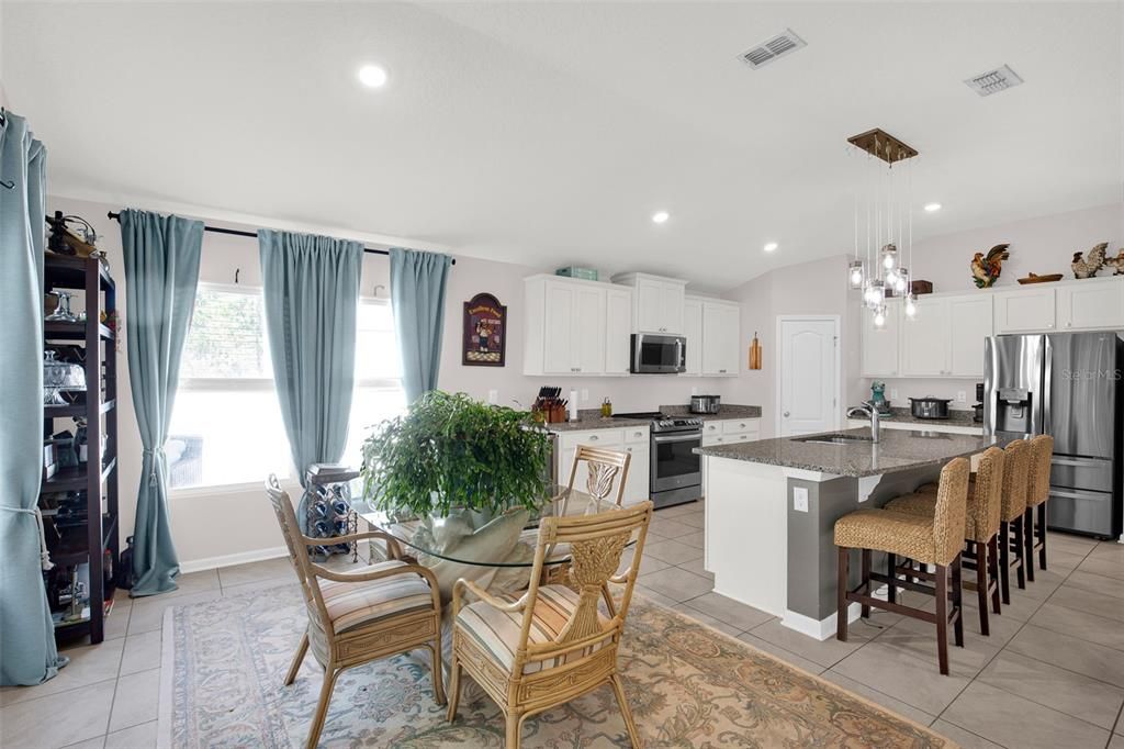 For Sale: $399,900 (3 beds, 3 baths, 2042 Square Feet)