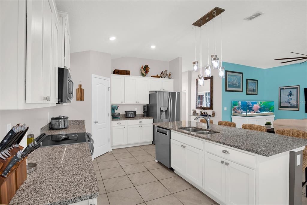 For Sale: $399,900 (3 beds, 3 baths, 2042 Square Feet)