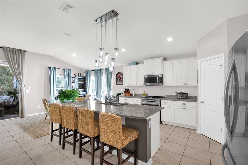 For Sale: $399,900 (3 beds, 3 baths, 2042 Square Feet)