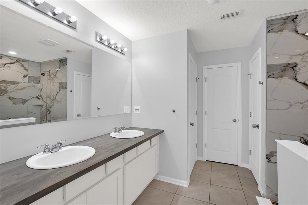 For Sale: $399,900 (3 beds, 3 baths, 2042 Square Feet)