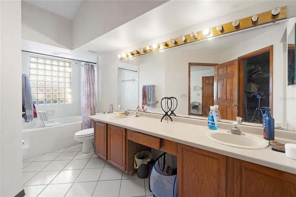 For Sale: $425,000 (5 beds, 3 baths, 2474 Square Feet)