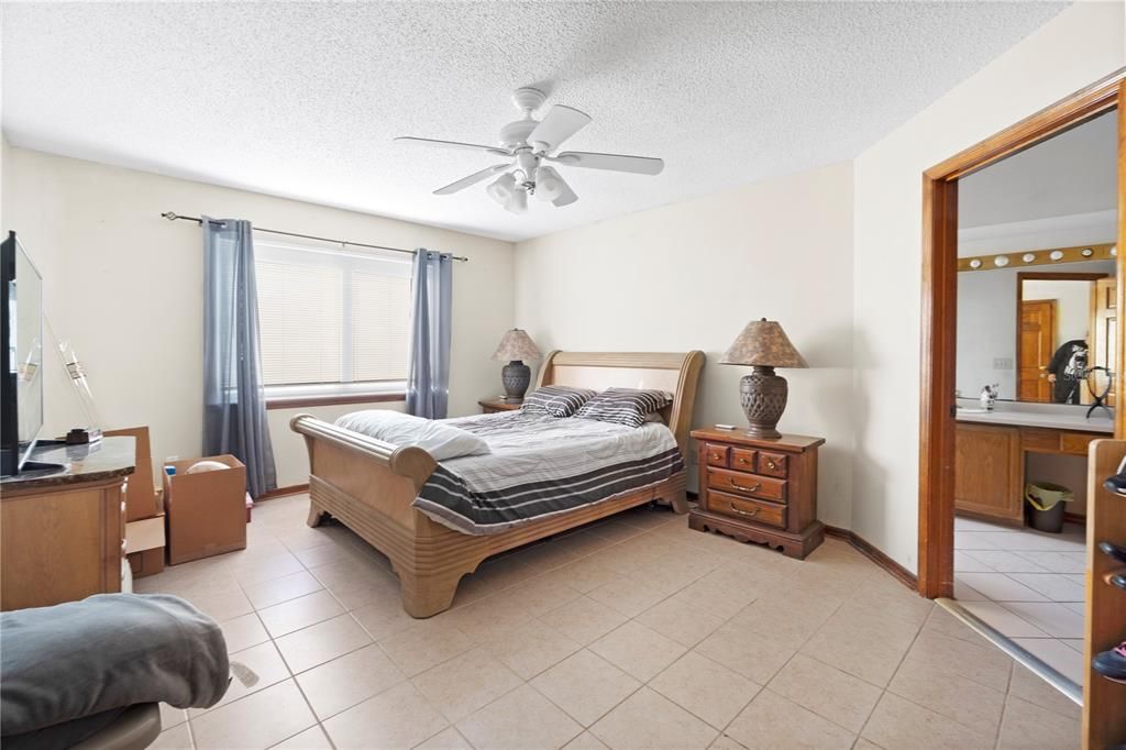 For Sale: $425,000 (5 beds, 3 baths, 2474 Square Feet)