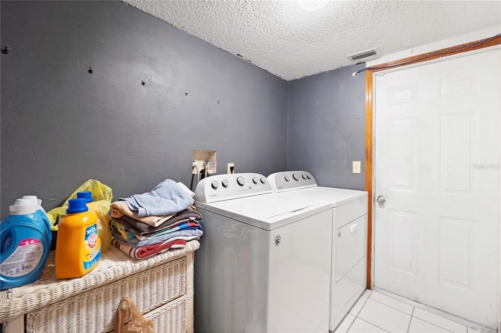 For Sale: $425,000 (5 beds, 3 baths, 2474 Square Feet)