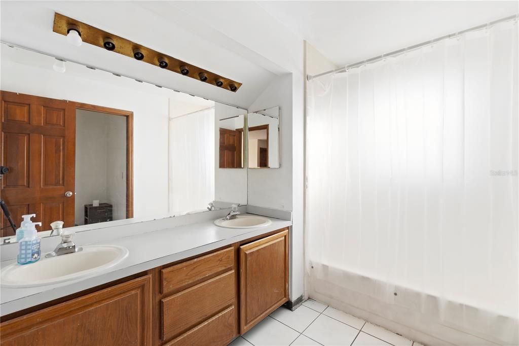 For Sale: $425,000 (5 beds, 3 baths, 2474 Square Feet)