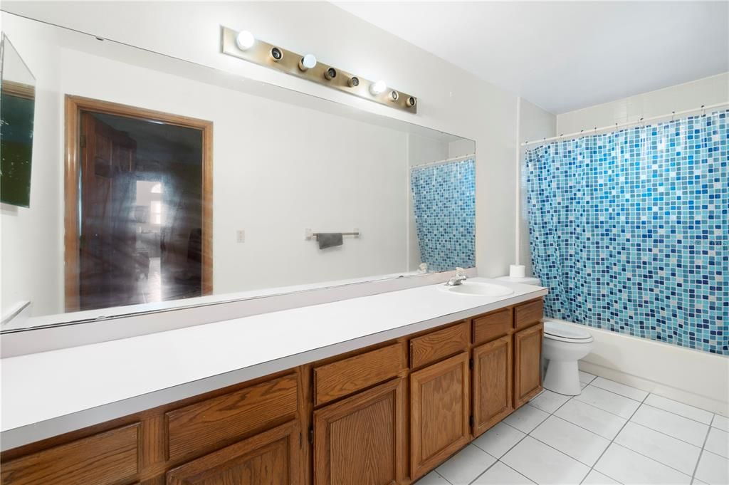 For Sale: $425,000 (5 beds, 3 baths, 2474 Square Feet)