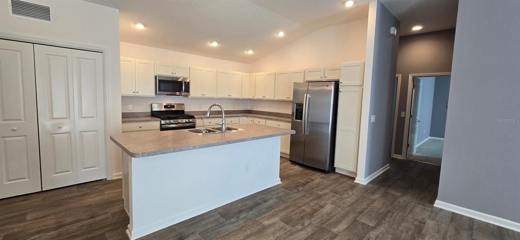 For Rent: $1,900 (2 beds, 2 baths, 1240 Square Feet)