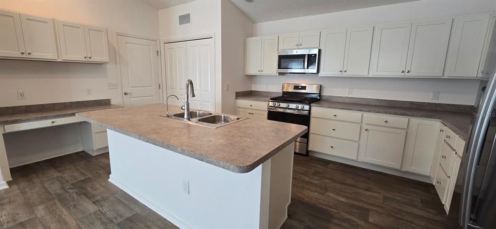 For Rent: $1,900 (2 beds, 2 baths, 1240 Square Feet)