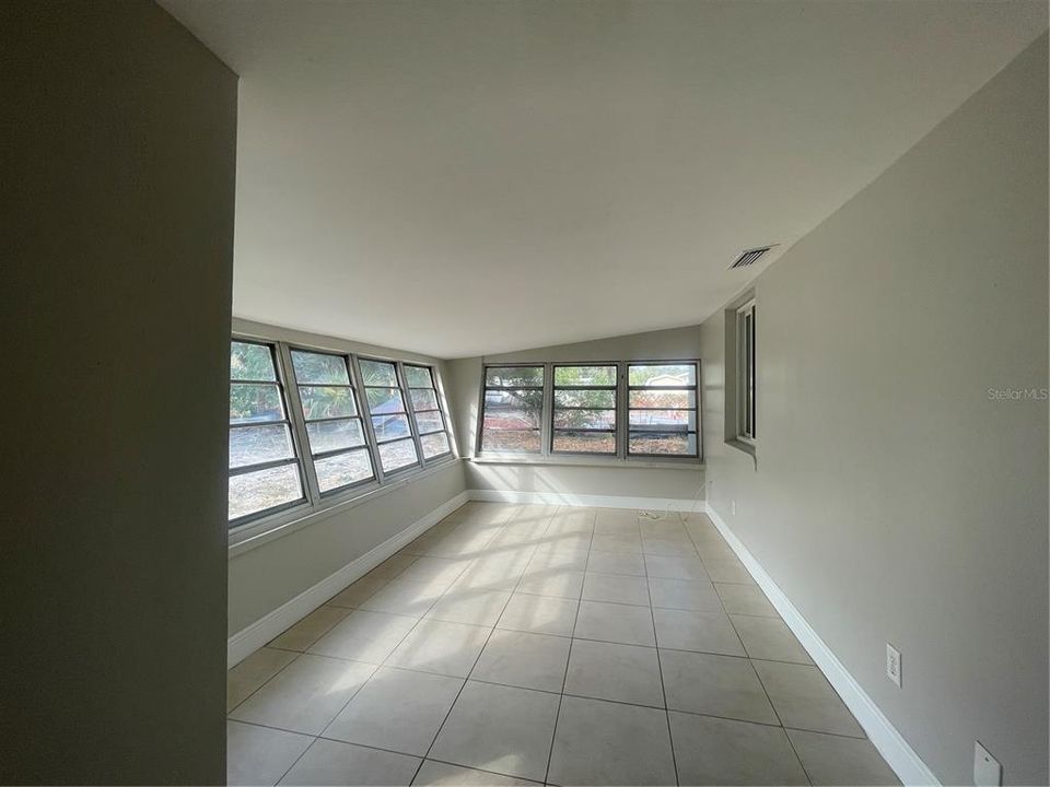 For Rent: $2,100 (2 beds, 1 baths, 940 Square Feet)