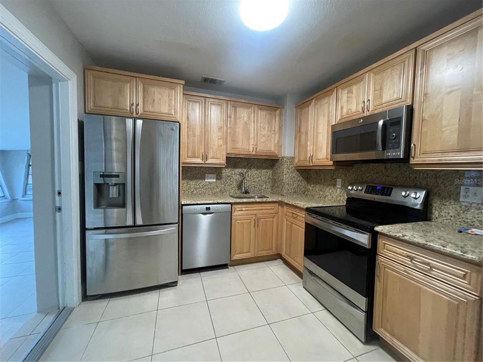 For Rent: $2,100 (2 beds, 1 baths, 940 Square Feet)