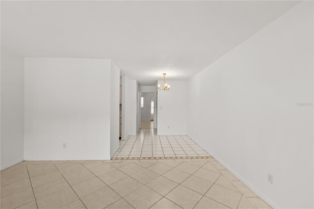 For Rent: $1,200 (1 beds, 1 baths, 585 Square Feet)