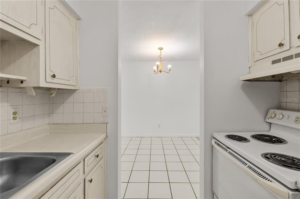 For Rent: $1,200 (1 beds, 1 baths, 585 Square Feet)