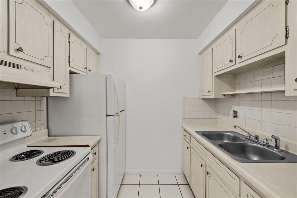 For Rent: $1,200 (1 beds, 1 baths, 585 Square Feet)
