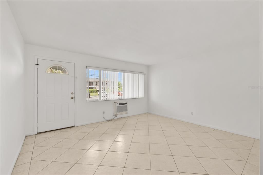 For Rent: $1,200 (1 beds, 1 baths, 585 Square Feet)