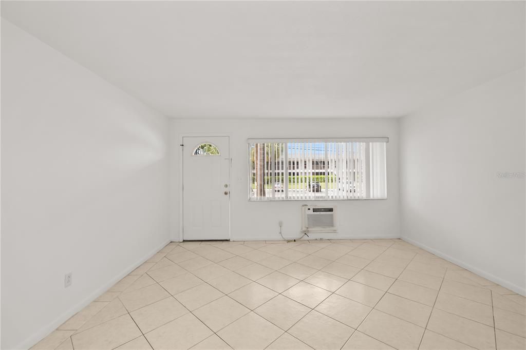 For Rent: $1,200 (1 beds, 1 baths, 585 Square Feet)