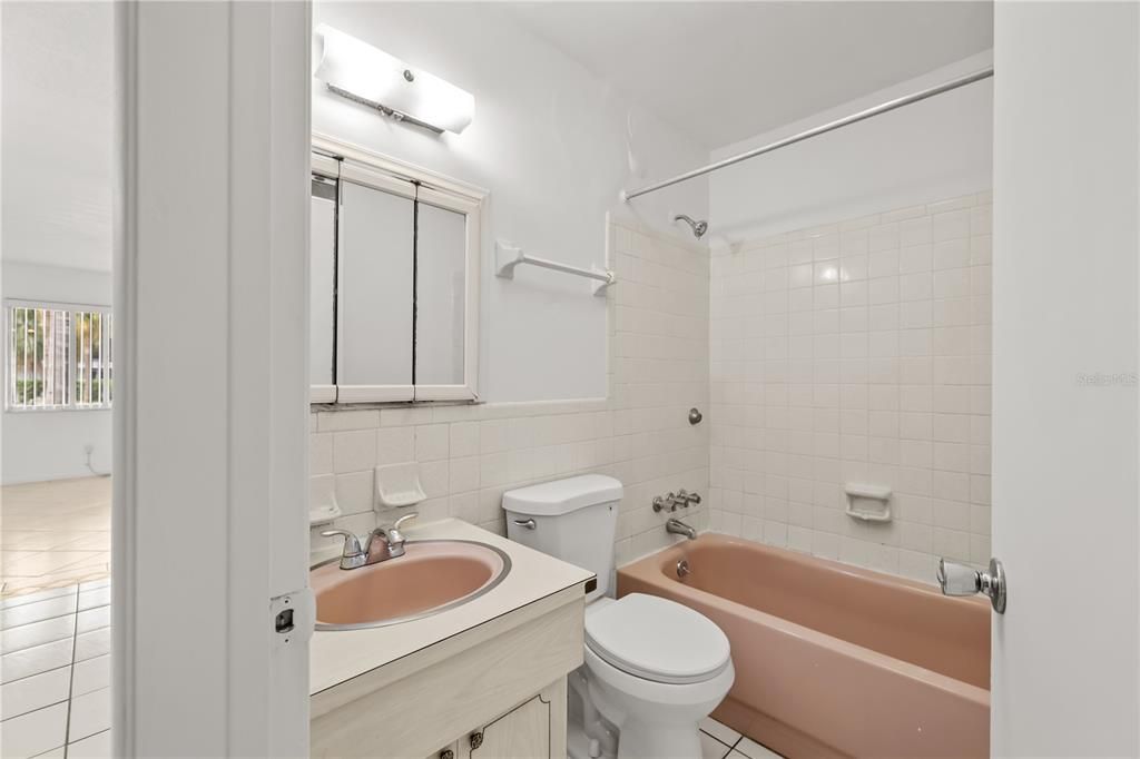 For Rent: $1,200 (1 beds, 1 baths, 585 Square Feet)