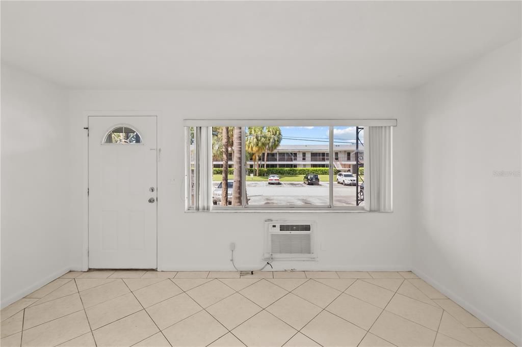 For Rent: $1,200 (1 beds, 1 baths, 585 Square Feet)