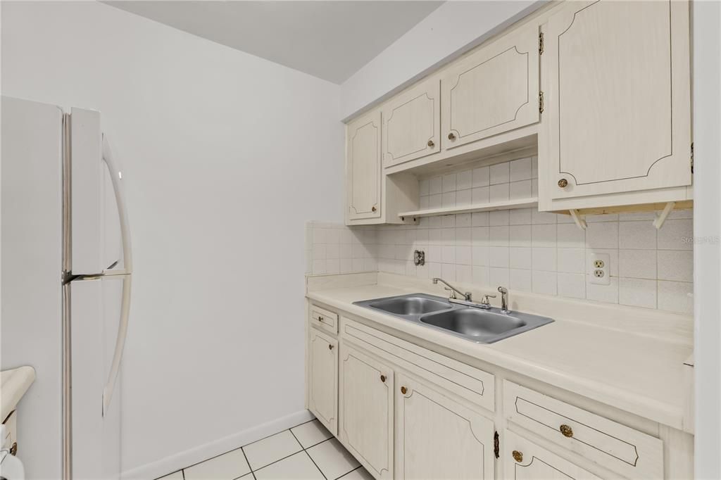 For Rent: $1,200 (1 beds, 1 baths, 585 Square Feet)