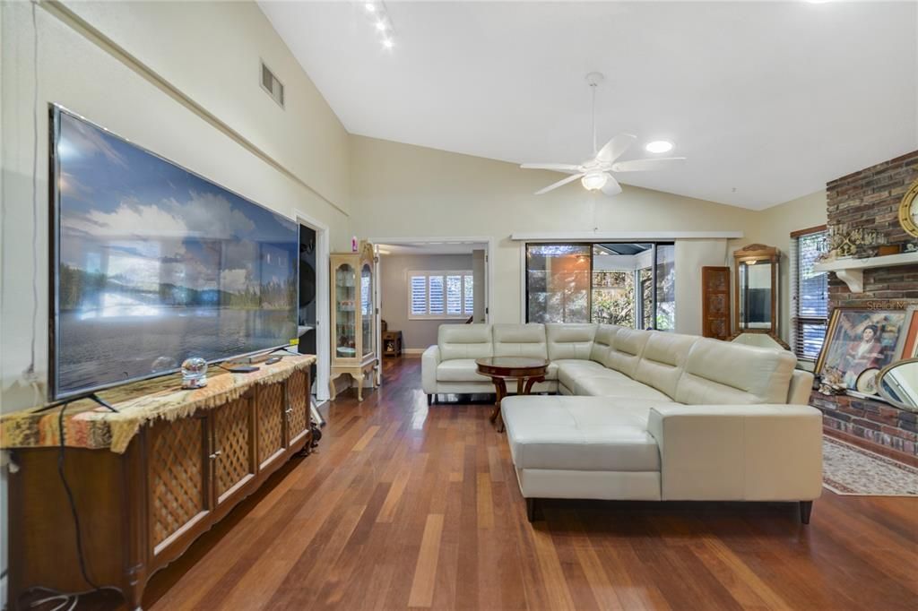 На продажу: $239,900 (2 спален, 2 ванн, 1176 Квадратных фут)