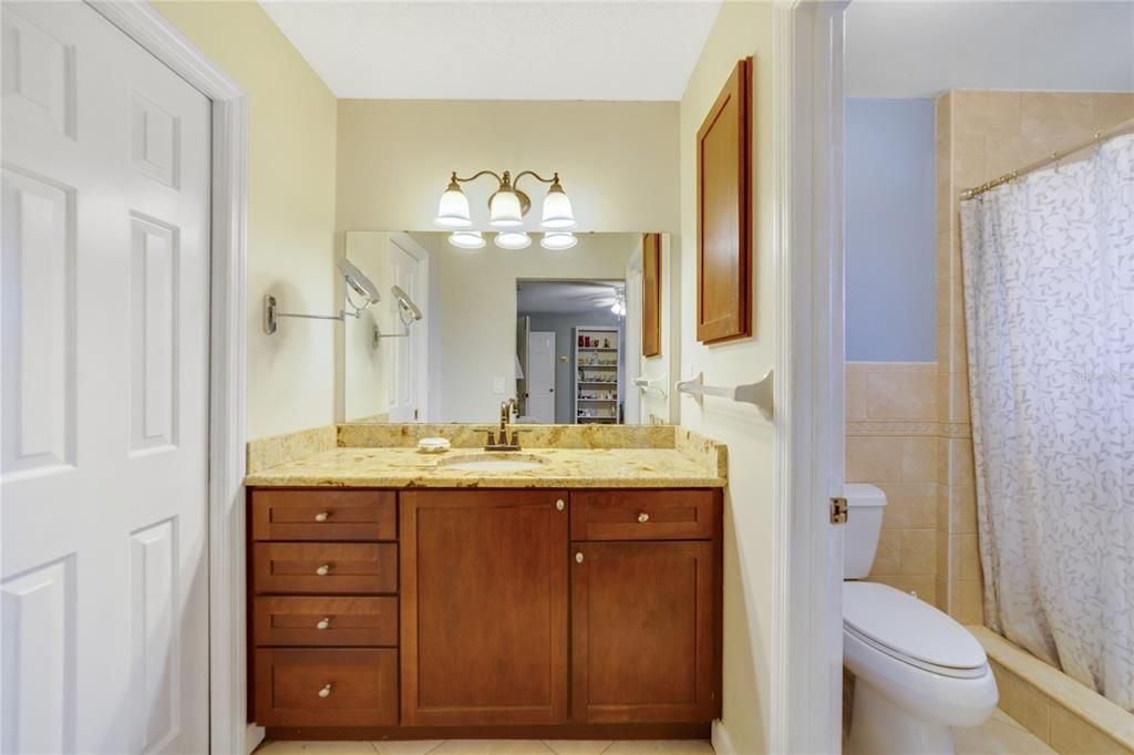 На продажу: $239,900 (2 спален, 2 ванн, 1176 Квадратных фут)