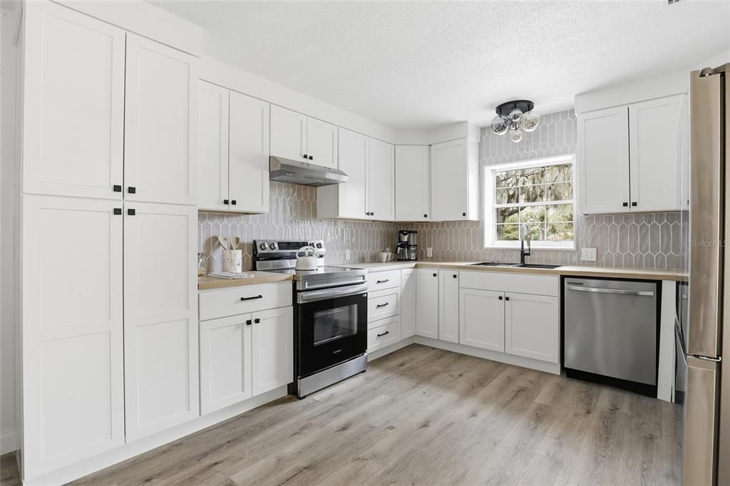 For Sale: $499,900 (3 beds, 2 baths, 2452 Square Feet)