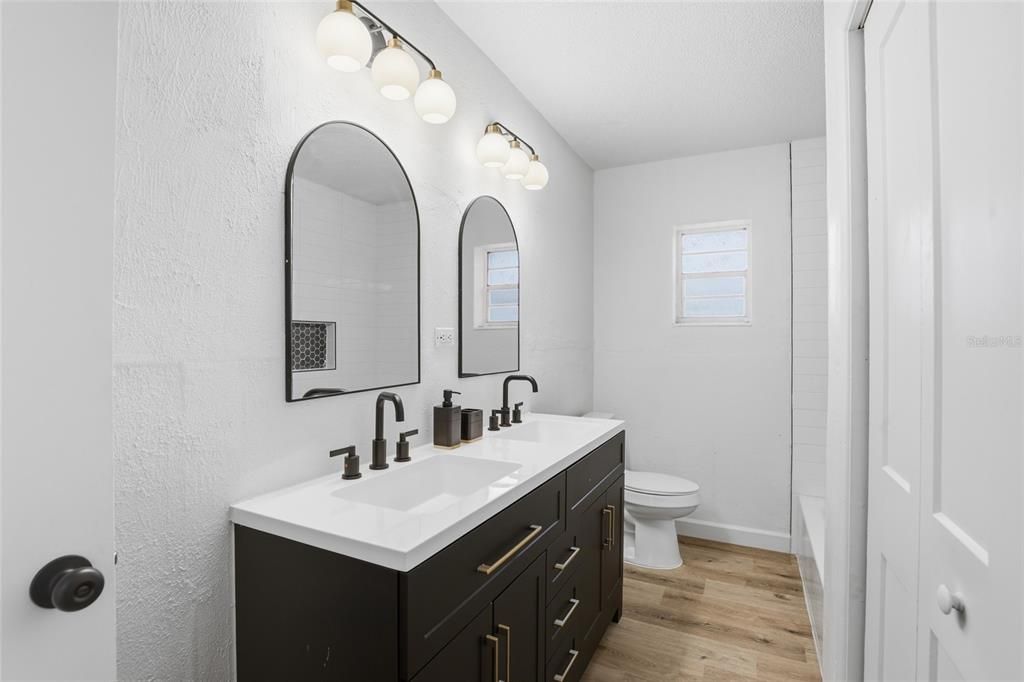 For Sale: $499,900 (3 beds, 2 baths, 2452 Square Feet)