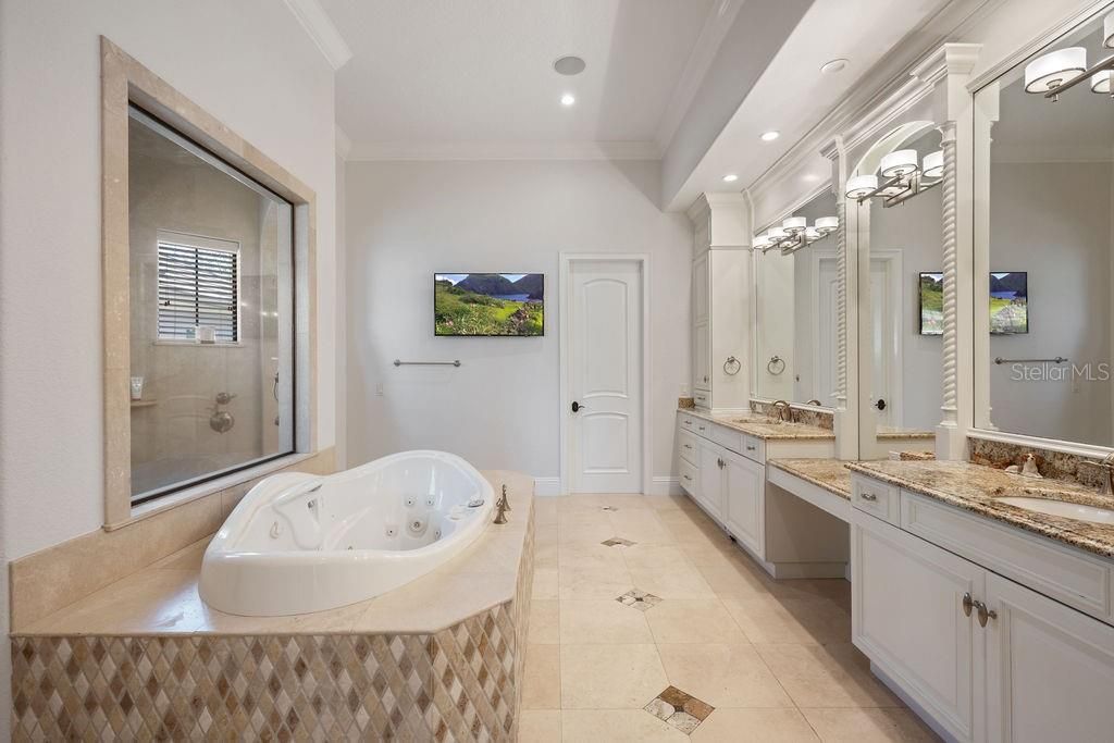 For Sale: $2,895,000 (6 beds, 6 baths, 6834 Square Feet)