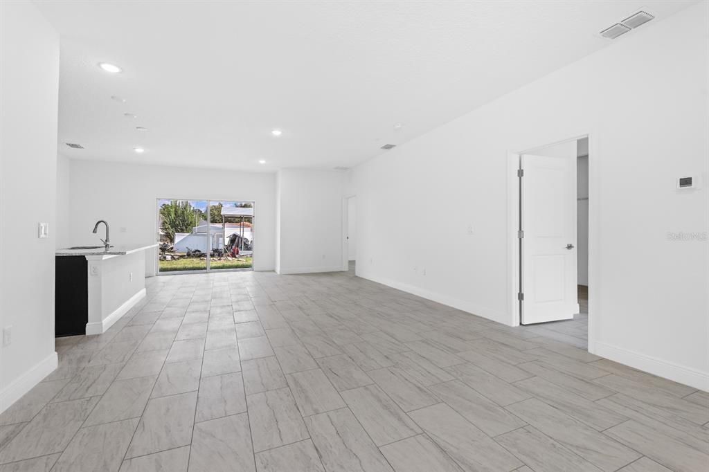 待售: $304,900 (4 贝兹, 3 浴室, 1827 平方英尺)