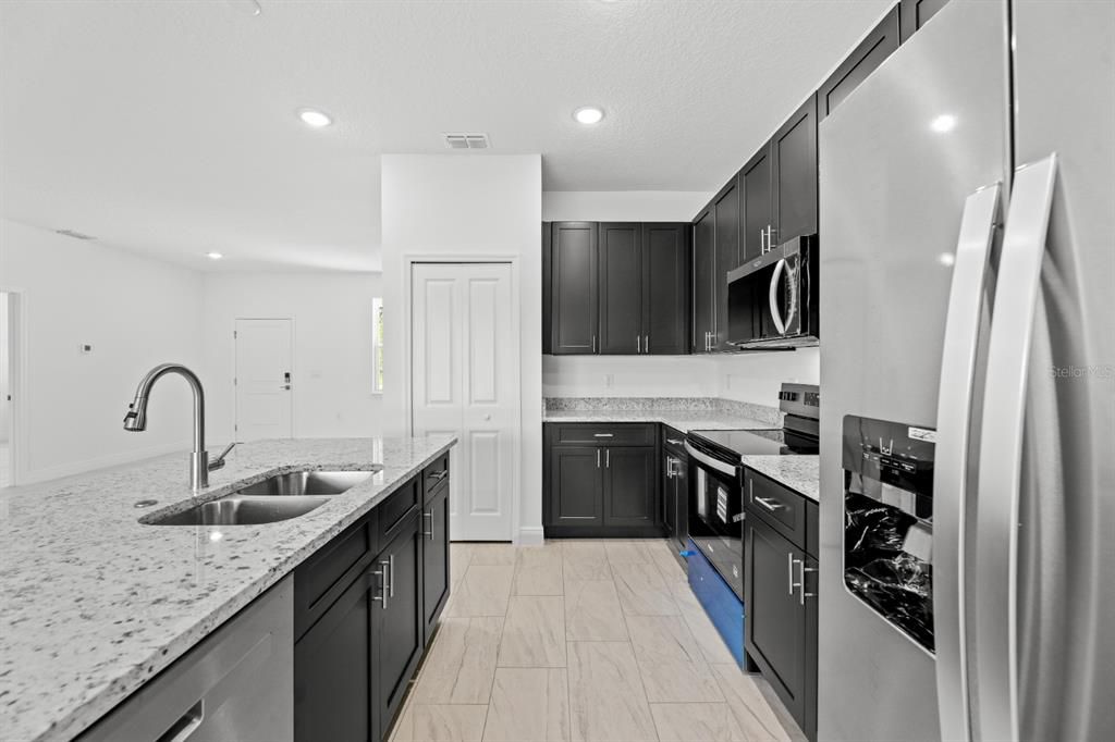 待售: $304,900 (4 贝兹, 3 浴室, 1827 平方英尺)