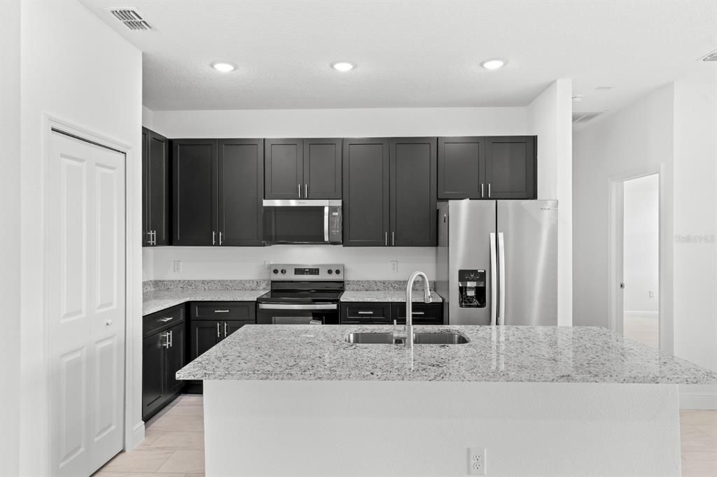 待售: $304,900 (4 贝兹, 3 浴室, 1827 平方英尺)