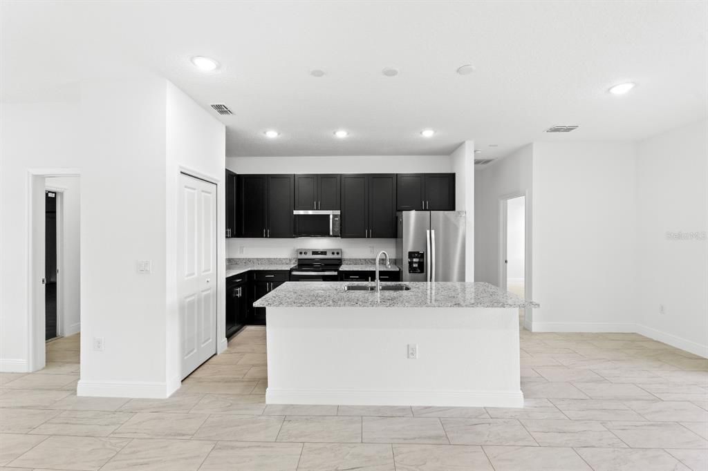 待售: $304,900 (4 贝兹, 3 浴室, 1827 平方英尺)