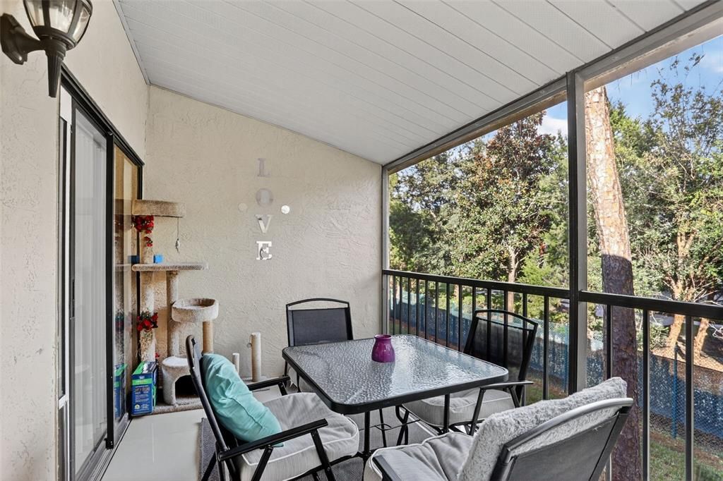For Sale: $299,900 (2 beds, 2 baths, 1075 Square Feet)