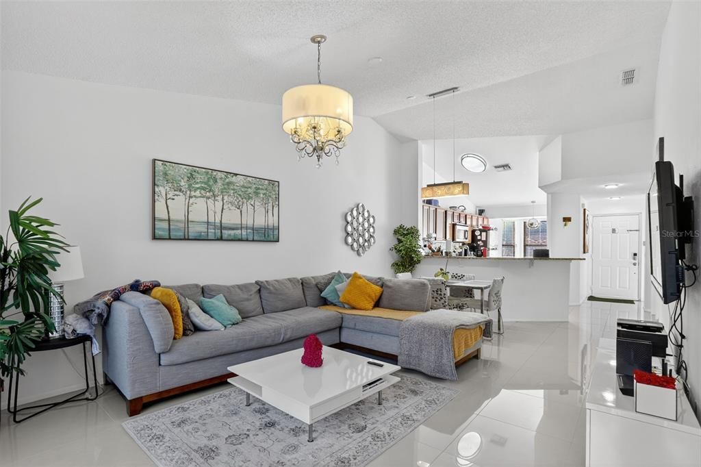 For Sale: $299,900 (2 beds, 2 baths, 1075 Square Feet)