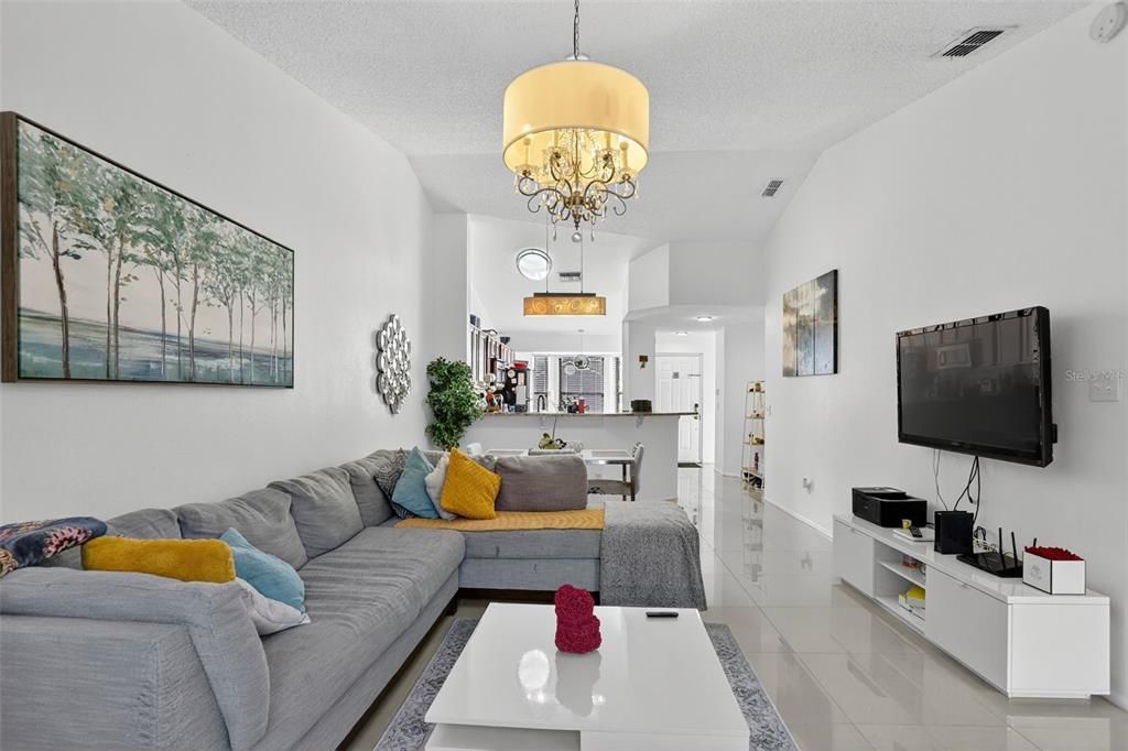 For Sale: $299,900 (2 beds, 2 baths, 1075 Square Feet)