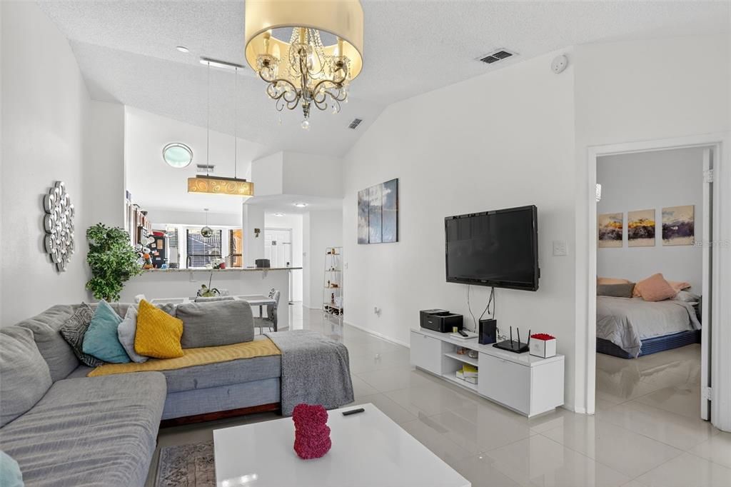 For Sale: $299,900 (2 beds, 2 baths, 1075 Square Feet)