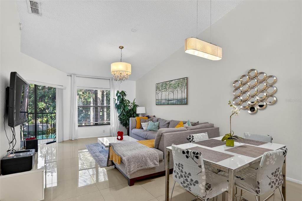 For Sale: $299,900 (2 beds, 2 baths, 1075 Square Feet)