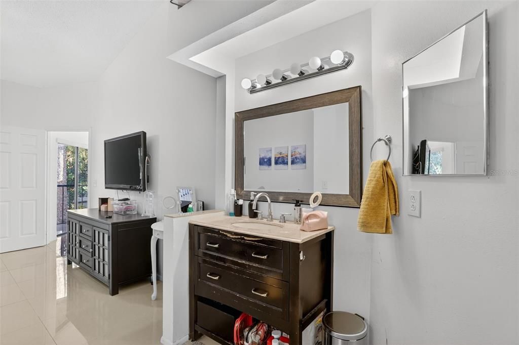 For Sale: $299,900 (2 beds, 2 baths, 1075 Square Feet)