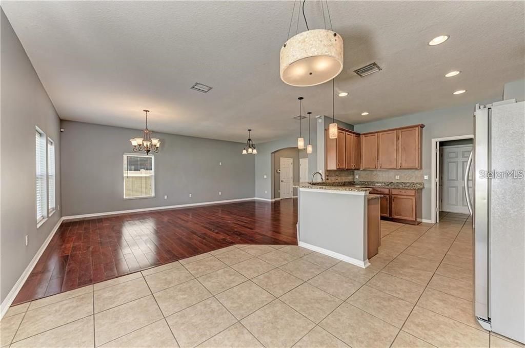 For Rent: $2,100 (3 beds, 2 baths, 2100 Square Feet)