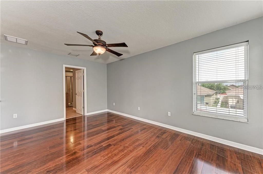 For Rent: $2,100 (3 beds, 2 baths, 2100 Square Feet)