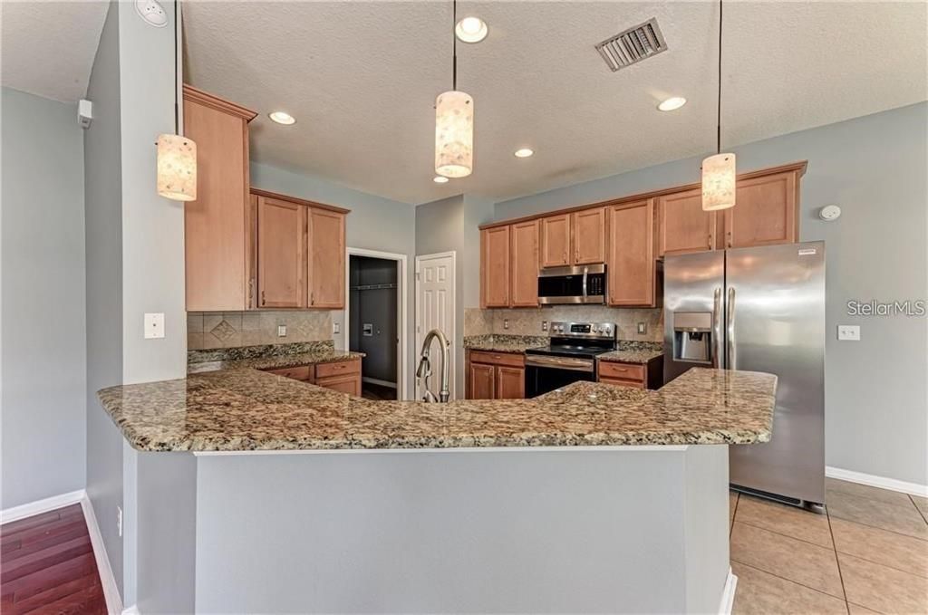 For Rent: $2,100 (3 beds, 2 baths, 2100 Square Feet)