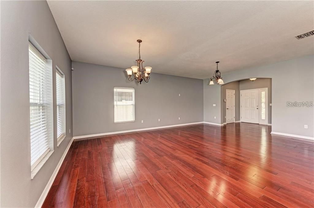 For Rent: $2,100 (3 beds, 2 baths, 2100 Square Feet)