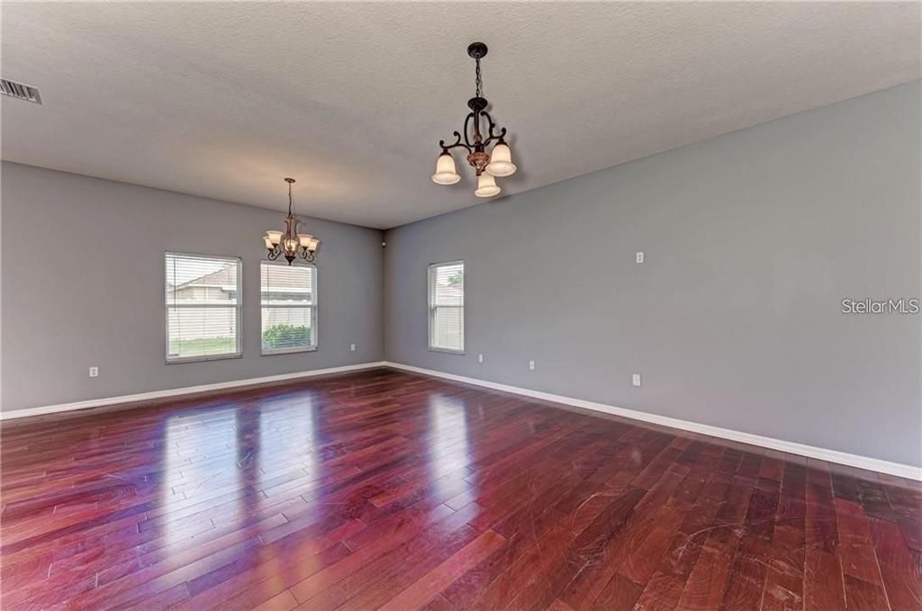 For Rent: $2,100 (3 beds, 2 baths, 2100 Square Feet)