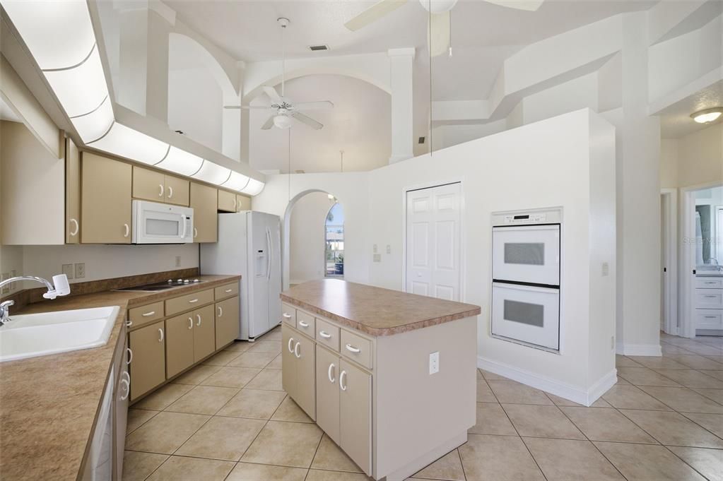 For Sale: $549,900 (3 beds, 2 baths, 2617 Square Feet)